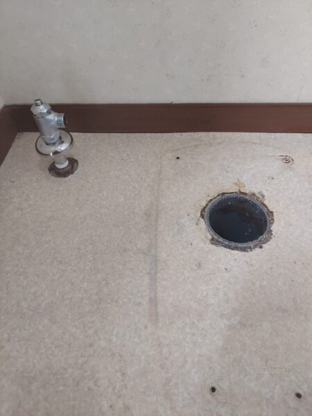 便器を取り外し後止水栓交換後