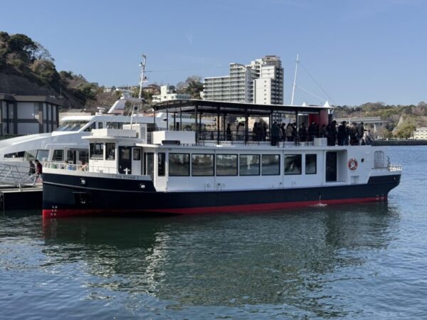 軍港ツアー遊覧船