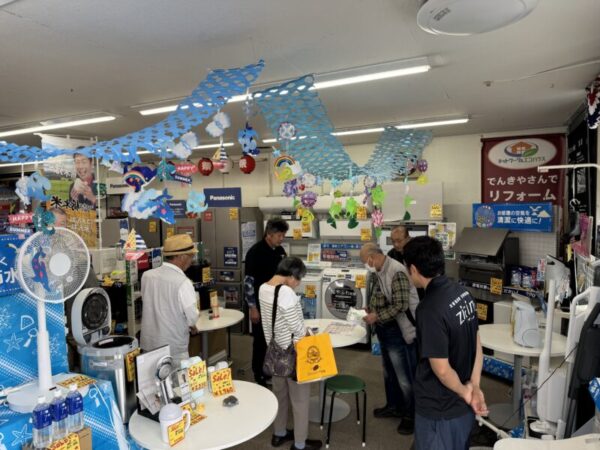 お客様とスタッフで談笑しつつ案内の様子