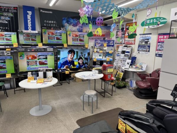 店内奥、テレビコーナーの写真